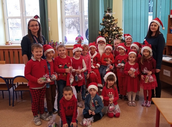 Odwiedziny Św. Mikołaja w przedszkolu w Chrząblicach